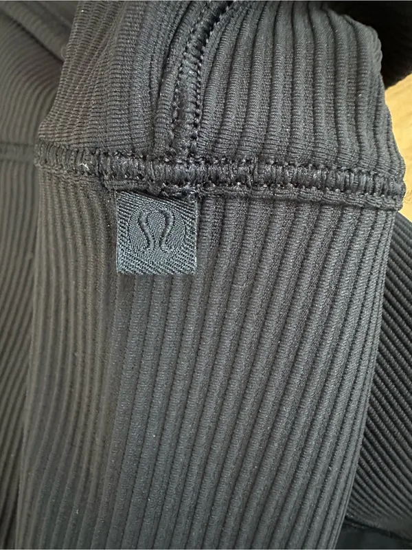 353. Lululemon 2pc set black sz 2 - Image 5