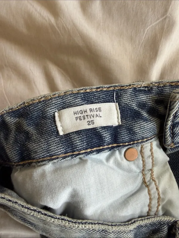 PacSun Women's Mid-Rise Light Wash Denim Shorts - Image 3