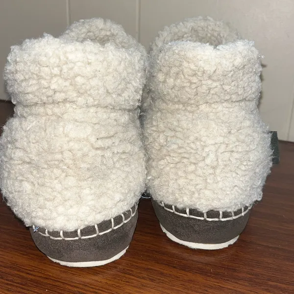 L.L. Bean women’s Sherpa slippers size 10 medium - Image 9
