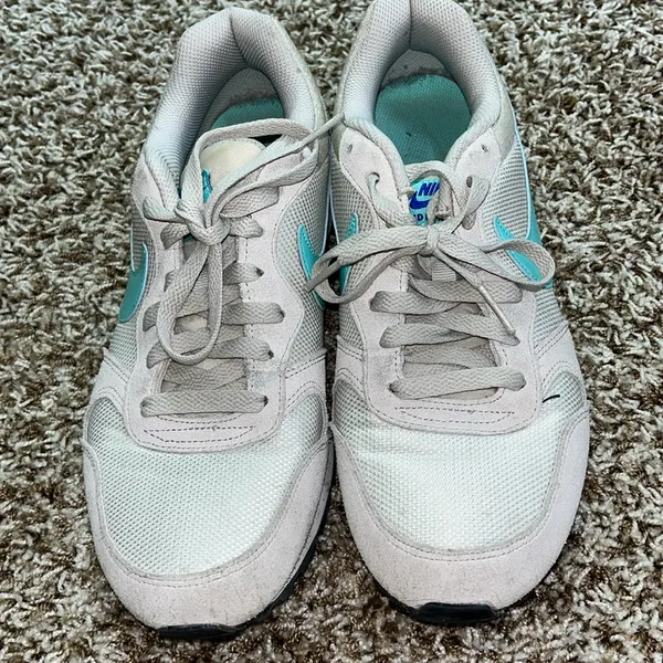Women’s Nike MD runner 2, size 10 sneakers…grey and green - Image 2