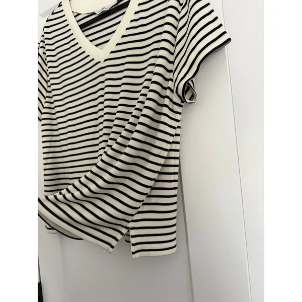 $98 Vineyard Vines White Navy striped Vneck Sweatshirt tee - XS - Image 3