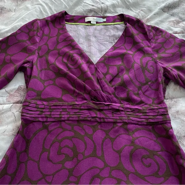 Boden purple black floral geometric print V-neck shift mini dress, size 6 preppy - Image 4