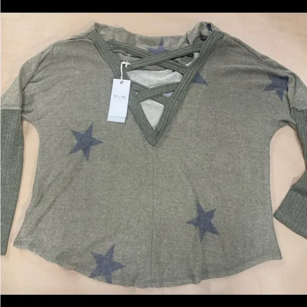 Miss Me Star Print Cowl Neck Sweater. Size Large - Image 4