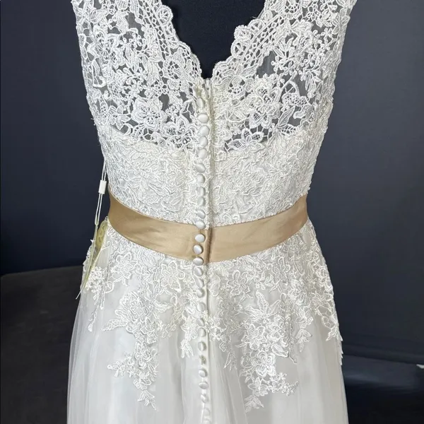 Women’s White Sleeveless V-Neck Wedding Dress Lace Applique Zip Back Size M NWT - Image 6