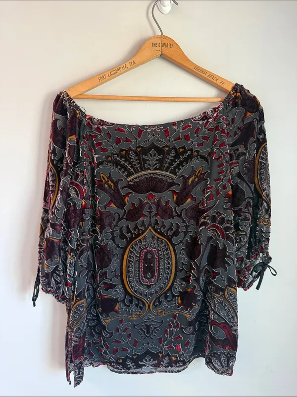 Alice + Olivia Alecia Off-Shoulder Top in baroque burnout paisley velvet Small - Image 3