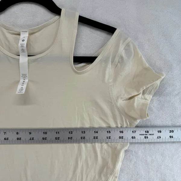 Lululemon Cut‎ Out Shoulder Crop Top Athletic Shirt Activewear Size 8 - Image 4