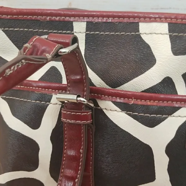 Nine & Co. by Nine West giraffe shoulder purse - Image 4