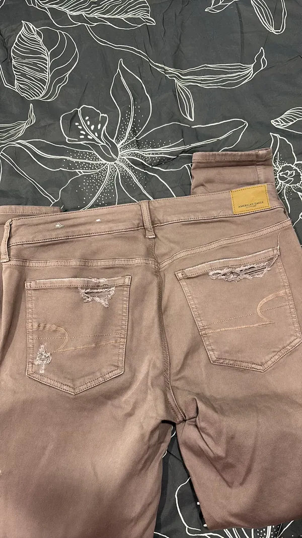 American Eagle mauve ripped jeans - Image 2