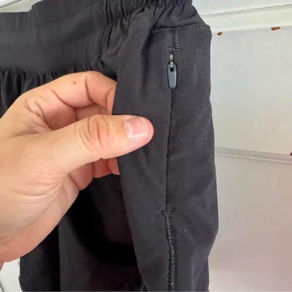 Lululemon On‎ The Fly black shorts size 4 Tall - Image 3