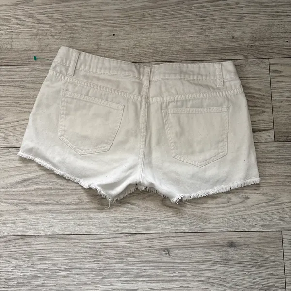 Romeo and Juliet white shorts size 28 - Image 3