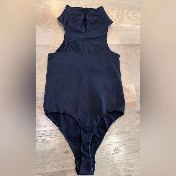 Skims seamless sculpt high neck thong bodysuit onyx black size large NWOT - Image 9