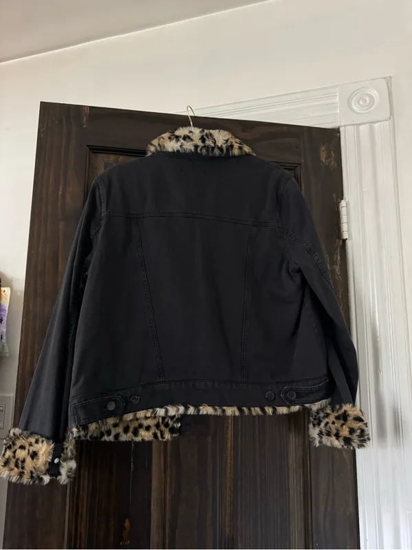 Black Denim Jacket with Leopard Faux-Fur Trim and Lining - Image 4