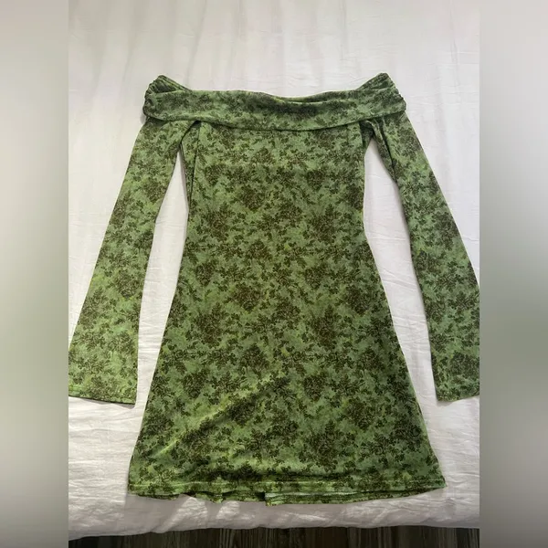 Urban Outfitters Green Off-Shoulder Bodycon Dress - Image 5