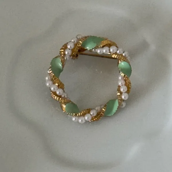 Source Unknown Vintage Gold Tone Wreath Brooch with Faux Pearls and Green Enamel Leaves - Image 5
