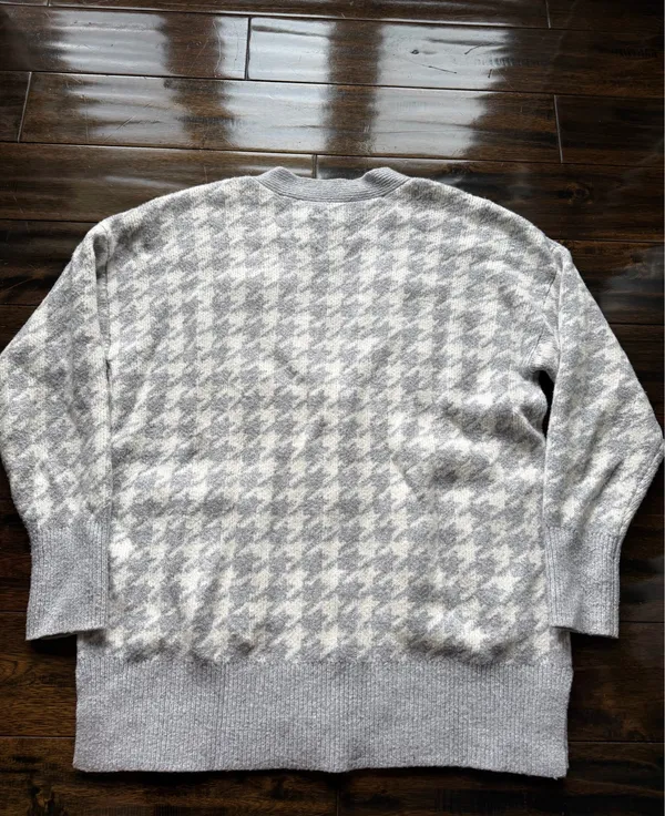 Abercrombie & Fitch Light Gray and White Houndstooth Vneck Cardigan - Image 2
