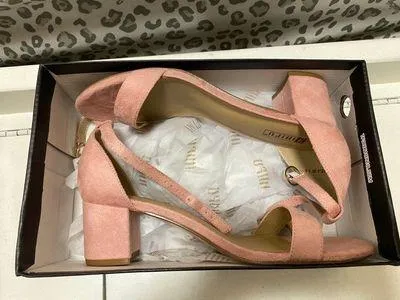 Pink heels Size 9.5 - Image 2