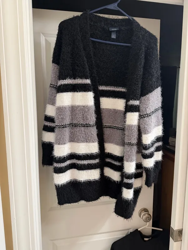 Soft fluffy cardigan by Daytrip size small - Image 5