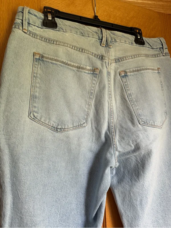 Good American The Weekender Straight Leg Raw Hem Jeans Light Wash Size 14/32 - Image 4