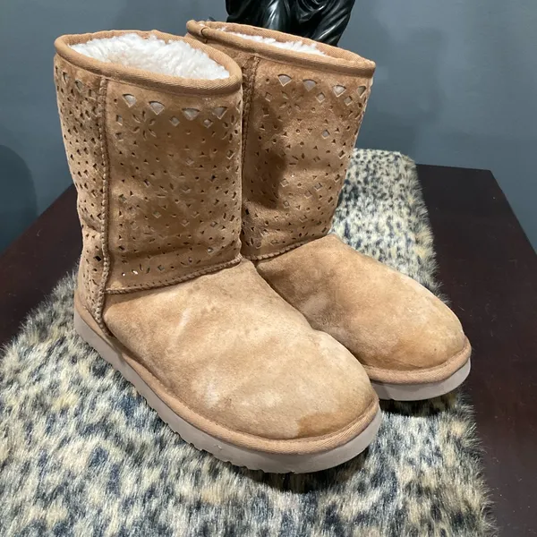 UGG CLASSIC‎ FLORA PERFORATED LEATHER BOOTS - Image 9