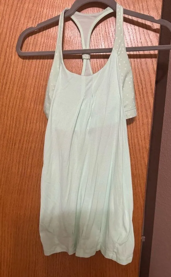 Two Lululemon tanks with built in sports bra size 6 - Image 6