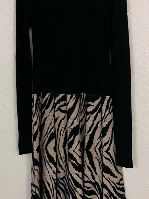 Sandra Darren Tiger Stripe Jacquard Flared Sweater Dress size small - Image 4