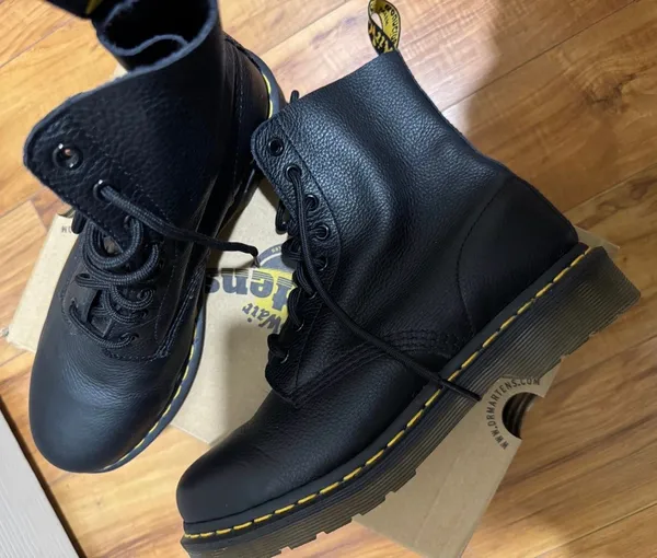 Dr. Martens 1460 Women’s Pascal Virginia Leather Lace Up Boots in Black - Image 7