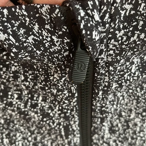 lululemon jacket size 6 - Image 7