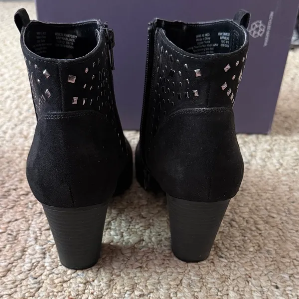 JENNIFER LOPEZ Black Suede Ankle Boots with Pink Stud Detail - Women's 8.5 - Image 8
