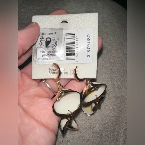NWT FREE PEOPLE Bahama Baby Earrings - Apricot Three Shells $48 MSRP - Image 5