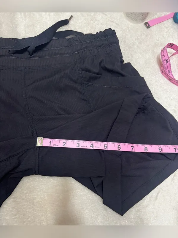 lululemon athletica Dance Studio Low Rise Black Cuffed Drawstring Shorts Size 6 - Image 7