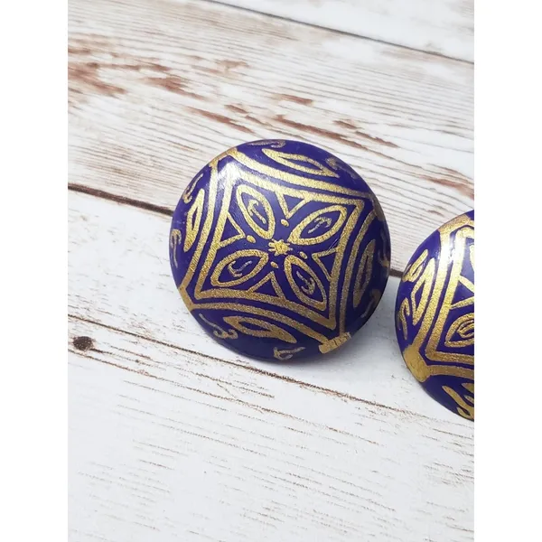 Vintage Clip On Earrings Large Statement Earrings Violet with Gold Tone Pattern - Image 4