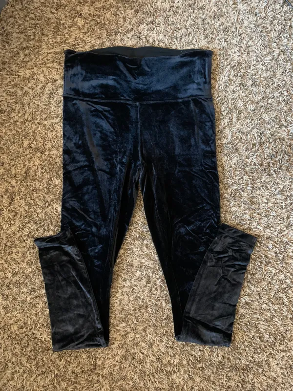 Athleta Elation Velvet Tight Black Medium - Image 4
