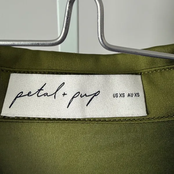 Petal and Pup sz‎ XS Olive Green Satin Button Blouse Shirt Preppy Minimalist - Image 4
