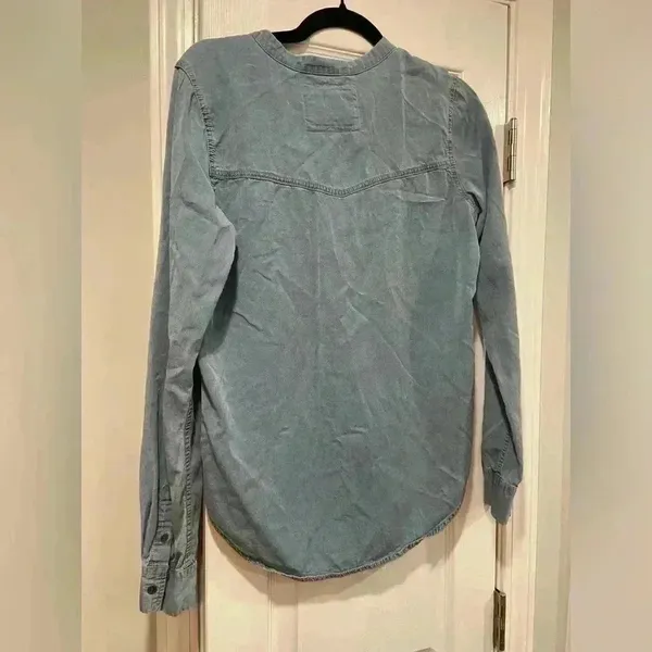 Abercrombie & Fitch Tie Front Quarter Button Long Sleeve Denim Blouse Size M - Image 6