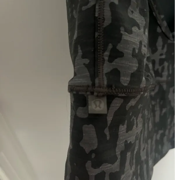 black camo lululemon tank top/bra - Image 3