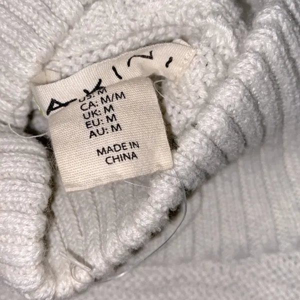 Akini knit sweater size medium - Image 4
