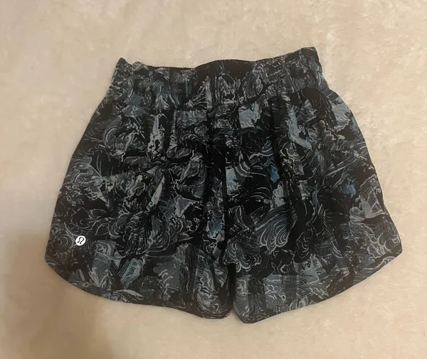 Lululemon Tracker Short V 4” Size 4 - Image 3