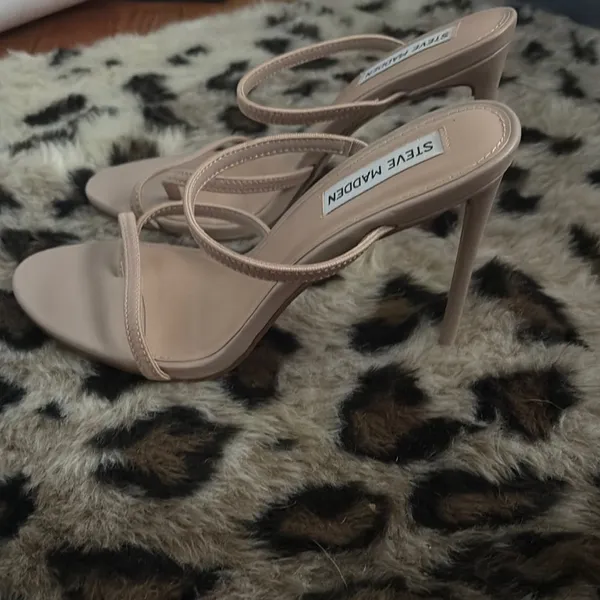 Steve Madden Pink Heels Elegant Design - Image 2
