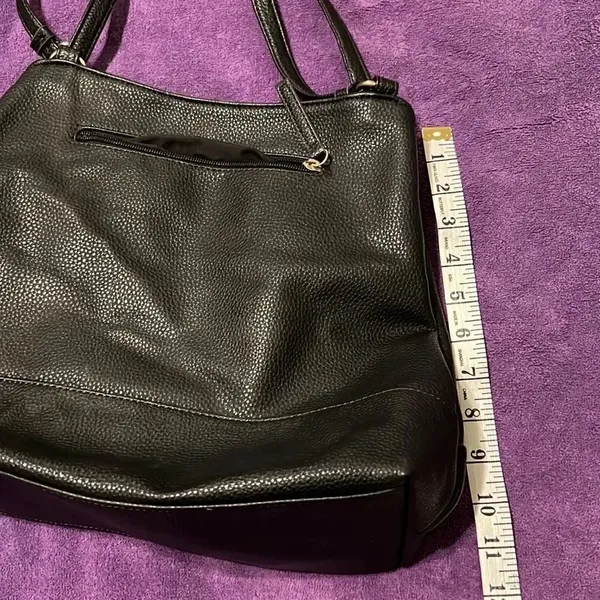 Liz Claiborne black handbag with lots of pockets and cute lock accent EUC - Image 4
