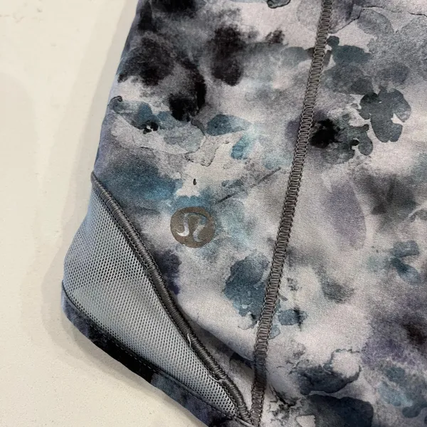 Lululemon Hotty Hot‎ Low Rise Shorts Size 8 - Image 6