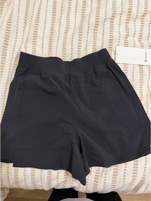 Lululemon Shorts High-Rise 4" - Image 2
