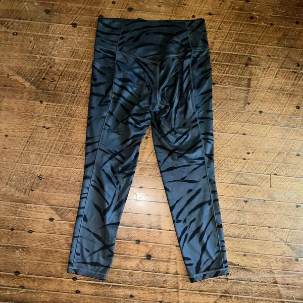 Athleta M salutations stash pocket II zebra stripe tight 7/8 leggings - Image 5