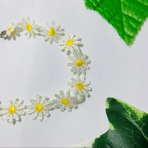 Daisy Chain Floral Choker Necklace New - Image 7