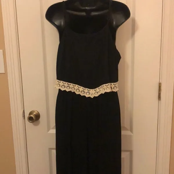 Cloud sky black maxi dress size large with crochet lace - Image 2