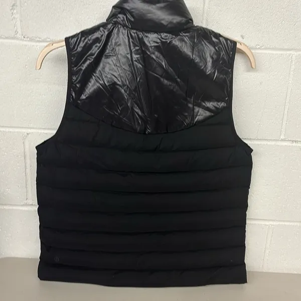 Lululemon Navigation Stretch Down Vest
Black size 6 puffer - Image 4