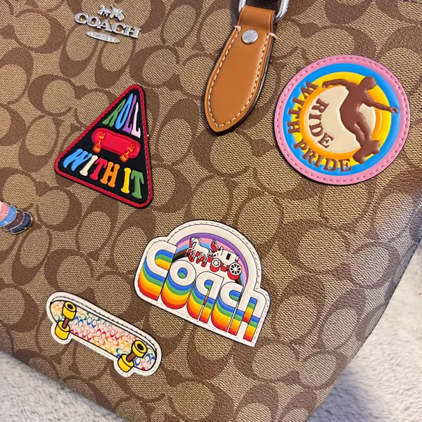 coach Gallery Tote In Signature Canvas With Patches CJ603 - Image 7