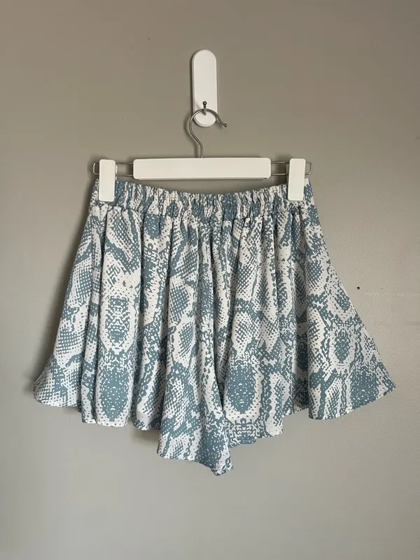PANTS STORE | Blue & White Snake-Print Ruffle Hem Skater Shorts Sz S - Image 5