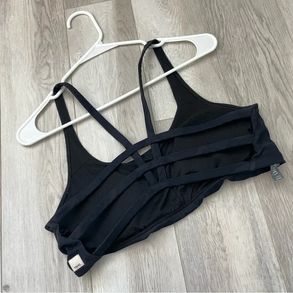 Vuori Sports Bra caged strappy camo yosemite womens Black (large) workout gym - Image 4