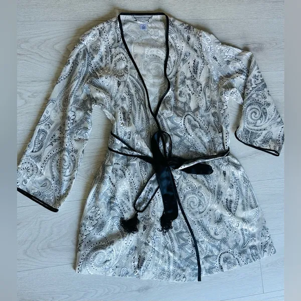 Morgan Taylor Intimates Black and White Paisley Robe Size M Midi Length Tie Belt - Image 2