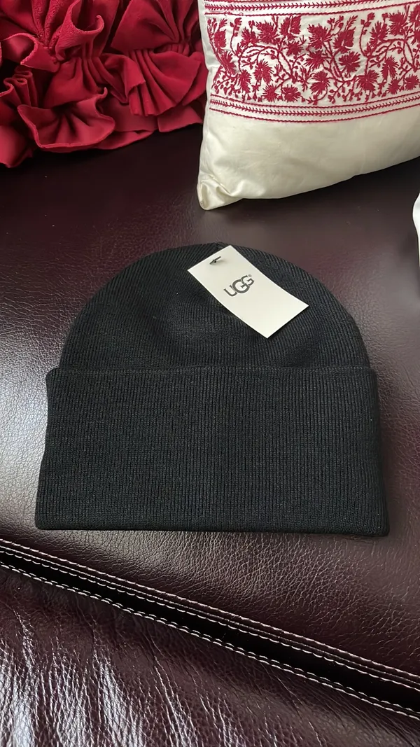 UGG Cuffed Beanie in black NWT - Image 5